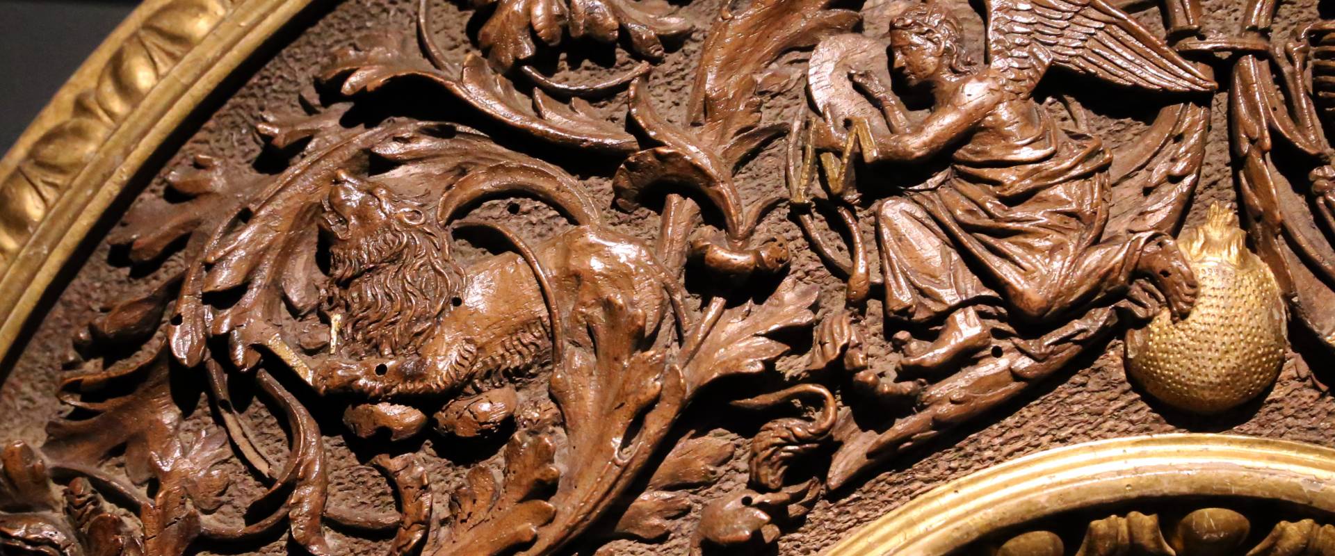 Intagliatore attivo a ferrara, cornice per specchio, 1505-10 ca. (v&amp;a) 03 angelo e leone foto di Sailko